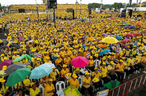 Ribuan Warga Thailand Berkumpul untuk Hormati Raja